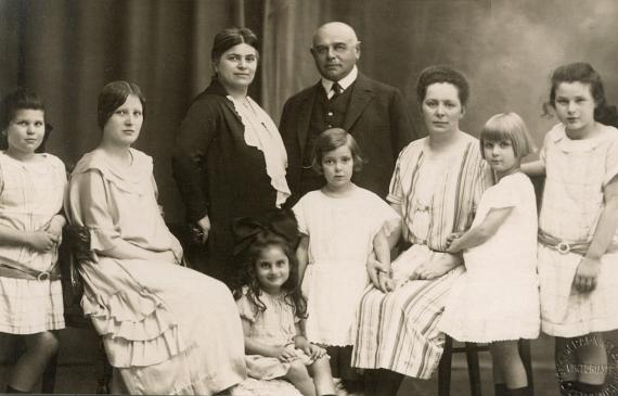 From left: Ilse, Fräulein Ricken (governess), Margot, Hilde, Laura, Julie, Leni (died at 18, grave preserved at the Jewish cemetery in Telgte), in the back Johanna and Hermann.