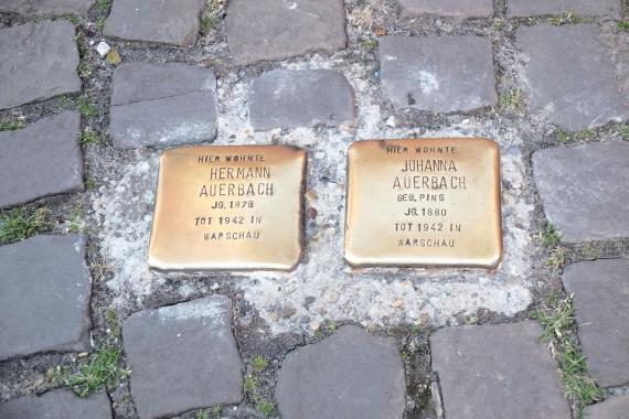 Zwei Stolpersteine für Johanna und Hermann Auerbach