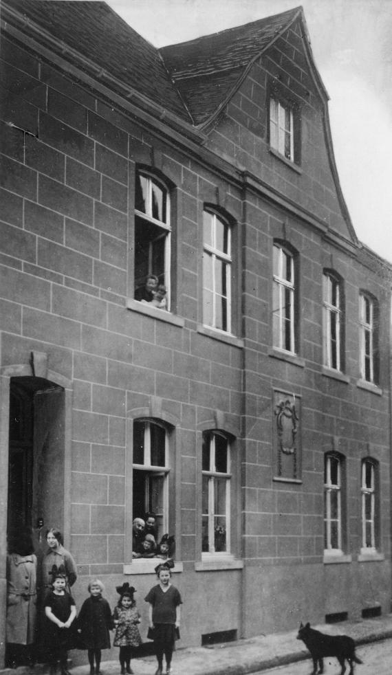 Bahnhofstraße 203 a (today house number 12) upstairs: Grandma Fernholz ground floor: Max, Laura, Lore, Hilde in front of the door: Miss Rieken, Ilse, Julie, Margot, Leni (daughters of Hermann Auerbach)