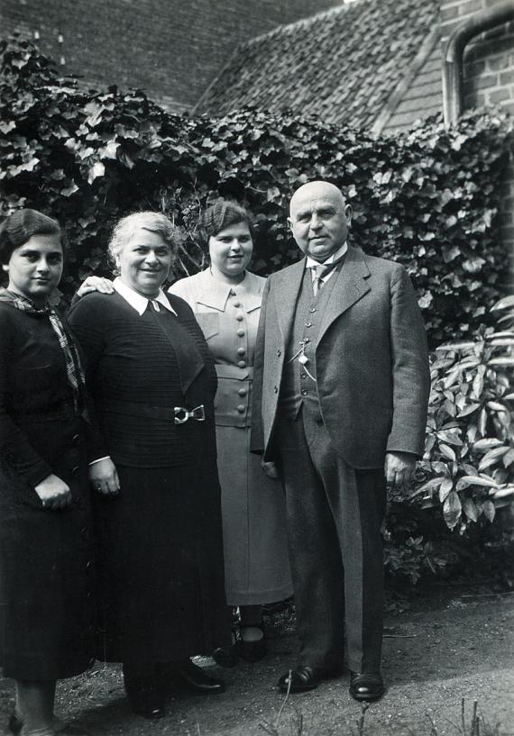 Hermann und Johanna Auerbach mit Töchtern Margot und Ilse vor der Ausreise 1938