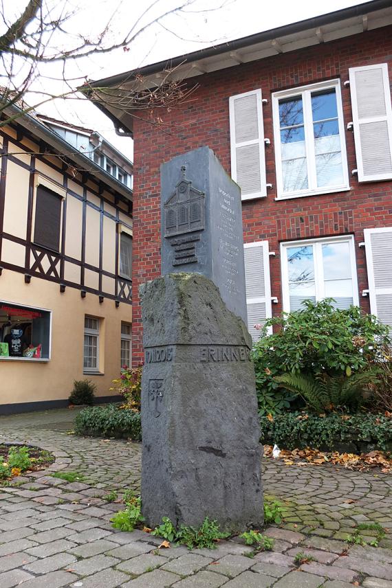 Unter einer reliefartigen Darstellung der Synagoge erinnert die Stele an 13 deportierte und ermordete Telgter Bürger*innen