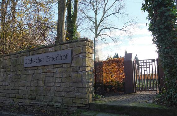 Eingang zum jüdischen Friedhof mit Gedenkstele