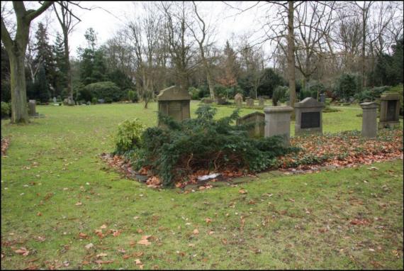 Einige Grabsteine auf dem jüdischen Friedhof.