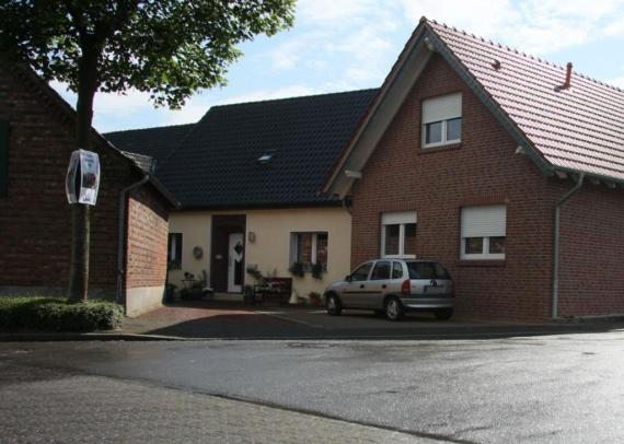 An older residential building. The Jewish family Cahn used to live here.