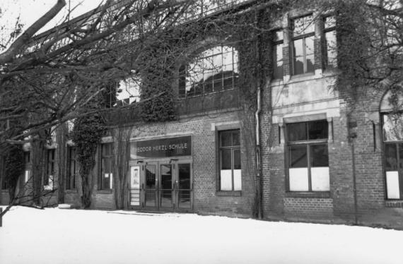 schwarz-weiße Fotografie der Schule