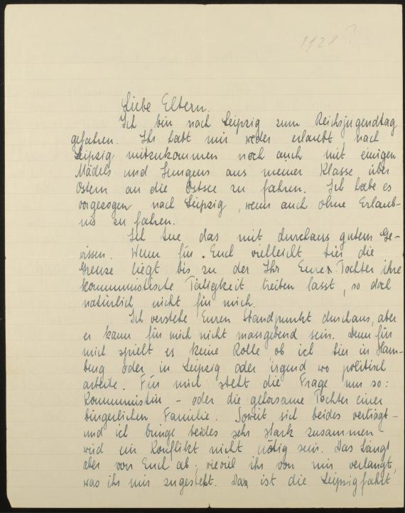 Auf den zwei vorliegenden Fotografien ist ein Brief zu sehen, welchen Lola an ihre Eltern schrieb, als sie sich auf der Fahrt zum Reichsjugendtag des Kommunistischen Jugendverbandes Deutschlands in Leipzig im Jahr 1930 befand.