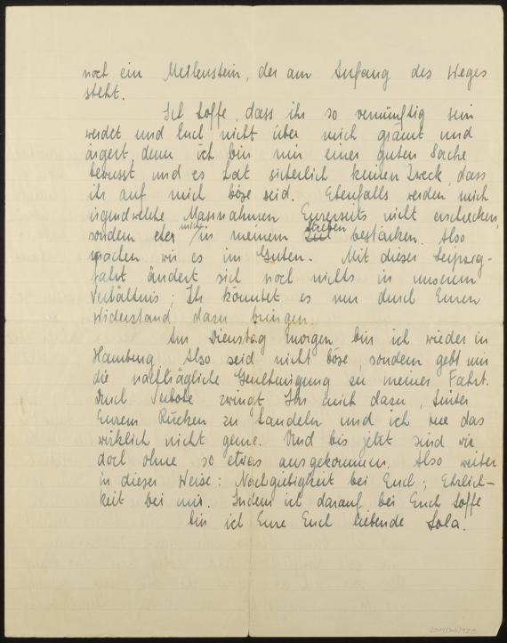Auf den zwei vorliegenden Fotografien ist ein Brief zu sehen, welchen Lola an ihre Eltern schrieb, als sie sich auf der Fahrt zum Reichsjugendtag des Kommunistischen Jugendverbandes Deutschlands in Leipzig im Jahr 1930 befand. 