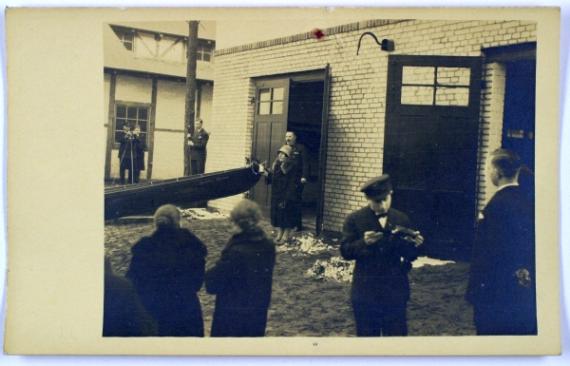 Erna und Harry Hahn vor dem neuen Bootshaus bei der Taufe des neuen Ruderbootes. Im Hintergrund sieht man Paul Schurigs Pacht-Bootswerft.