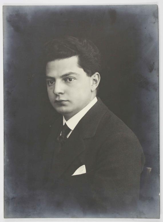 Black and white portrait of Herbert Tannenbaum as a young student