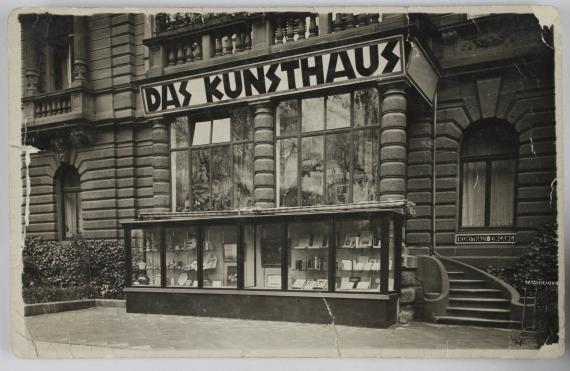 Black and white picture of the gallery "Das Kunsthaus" by Herbert Tannenbaum