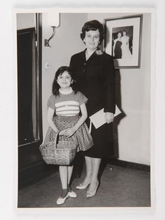 Herta Steinfeld with her daughter, 1961. Black and white photo, the daughter is standing in front.