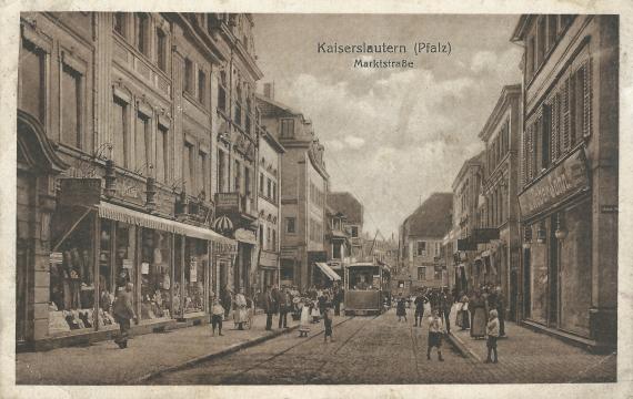 Historische Ansichtskarte Kaiserslautern - Marktstrasse um 1918 mit Geschäften auf beiden Seiten, vielen Passanten auf den Gehwegen und der Straße und einer herannahenden Strassenbahn - linke Seite im Vordergrund - das Herren- und Damenkonfektionsgeschäft Raphael Vendig
