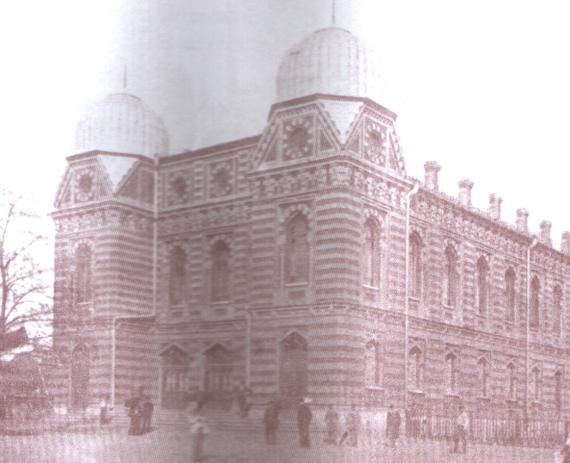 Old photo of Yelizavetgrad synagogue. Individuals are standing in front of the building.