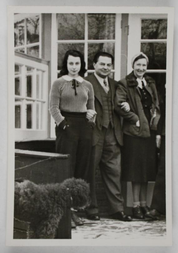 Herbert Tannenbaum with his wife and daughter