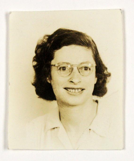 Schwarz-weißes Passfoto der lächelnden Helene Zahn mit Brille und mittellangem Haar 