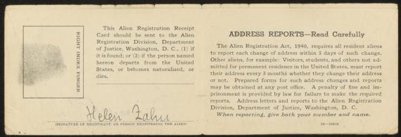 Foto der klappbaren Ausweiskarte von Helene Zahn, im Dokument Alien Registration Division mit Fingerabdruck. 
