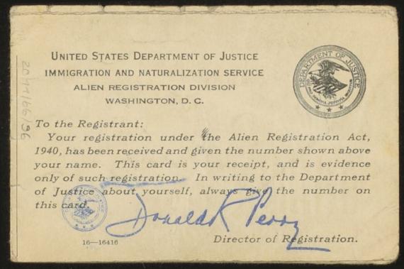 Foto der klappbaren Ausweiskarte von Helene Zahn, im Dokument Alien Registration Division mit Fingerabdruck.