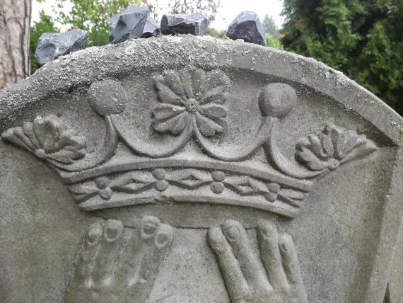 Doppelgrabstein Teilansicht Mitte oben - Krone und Hände