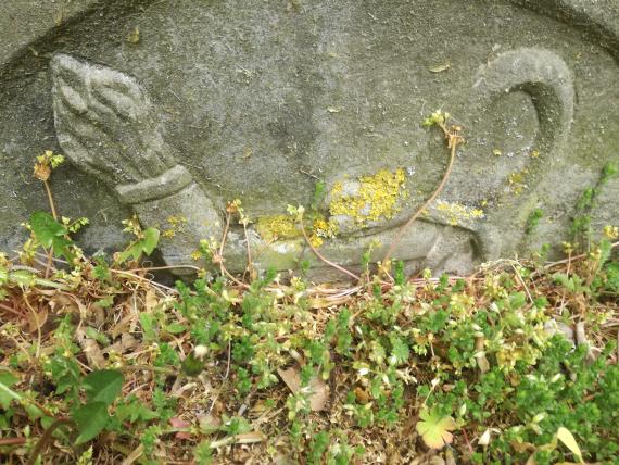 Doppelgrabstein Teilansicht unten - Öllampe