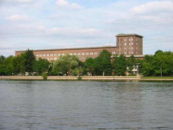 Aufnahme aus dem modernen Berlin: Funkhaus Nalepastraße, über die Spree fotografiert.