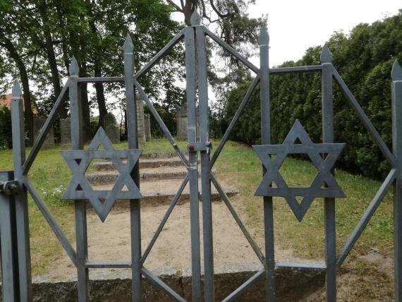 Eingangstor mit Menorah und Mogen David