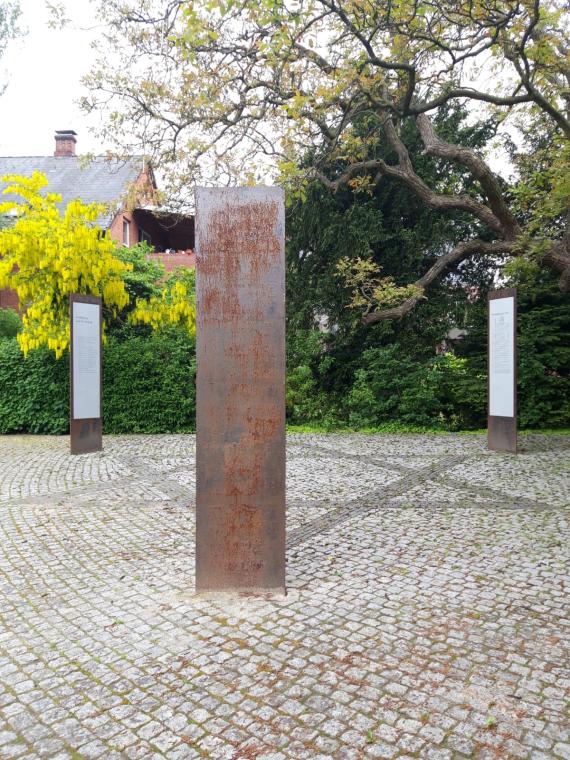 Gedenkort auf der gegenüberliegenden Straßenseite