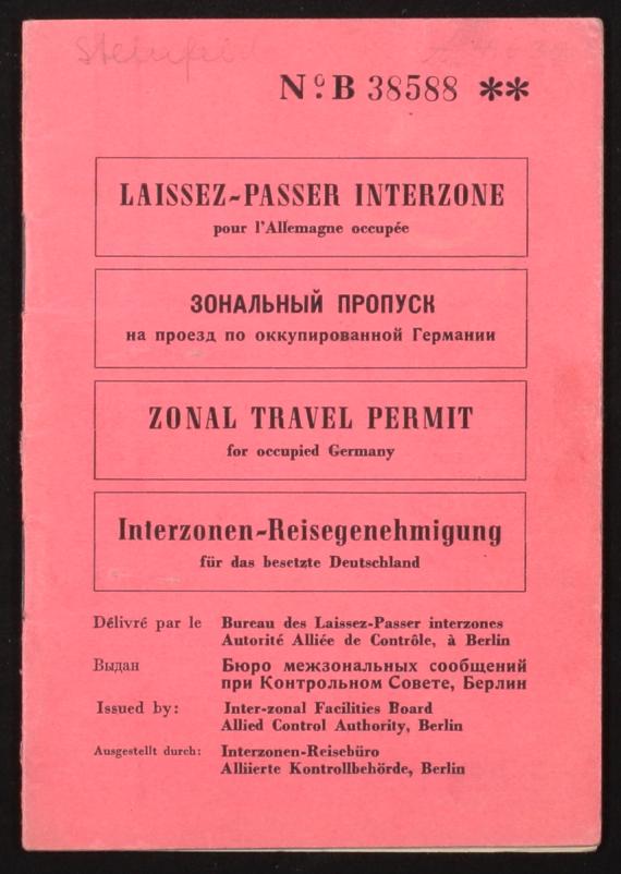 Deckblatt Interzonenpass betreffend Reisegenehmigung für britische und US-amerikanische Zone, mit zahlreichen Kontrollstempeln, deutsch, englisch, französisch, russisch, Berlin, 10.04.1952-07.12.1954.