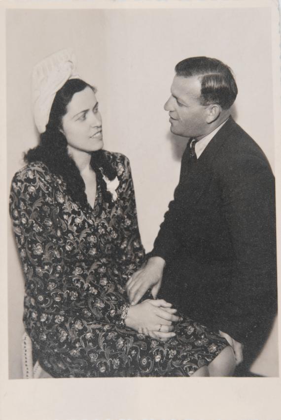 Samuel Steinfeld mit seiner Verlobten Ruth Schwarz, Dresden zwischen 1945–1948. Das Foto ist schwarz-weiß und beide Personen schauen sich an.