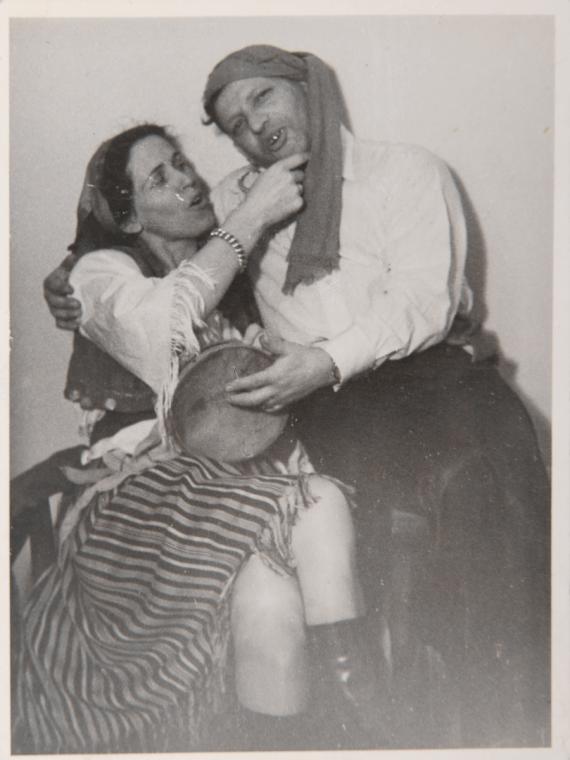 Samuel Steinfeld mit seiner Verlobten Ruth Schwarz, beide sehen fröhlich aus und sind verkleidet.