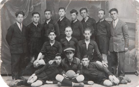 Samuel Steinfeld (Erste Reihe, Erster von rechts) als Mitglied im Fußballverein Deblin, 