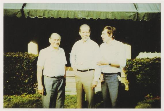 Nach der Bonner Zeit als erfahrener Korrespondent: Händler (links) posiert für ein Foto mit Joe Biden, damals US-Senator 
