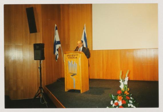 Werner Händler im hohen Alter am Rednerpult in Yad Vashem