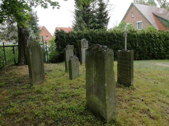 Gesamtansicht aller Gräber - Vorderseiten