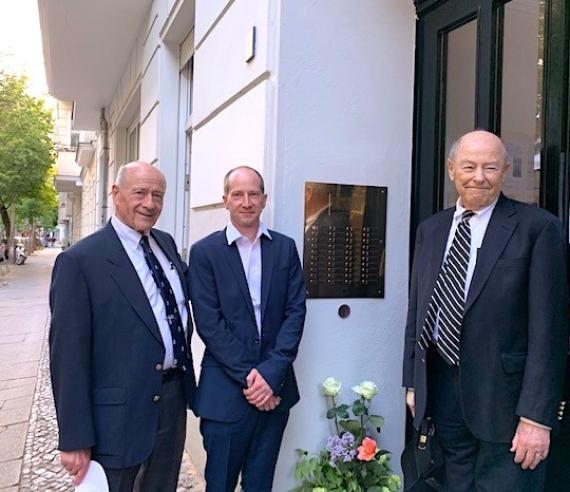 Werner und Peter Gossels (Enkel von Isidor Lewy) stehen mit Simon Lütgemeyer vor der Gedenktafel kurz nach ihrer Einweihung.