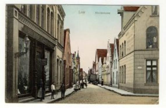 Erstes Bethaus in der Kirchstraße (Drittes Gebäude auf der rechten Seite). Postkarte um 1900