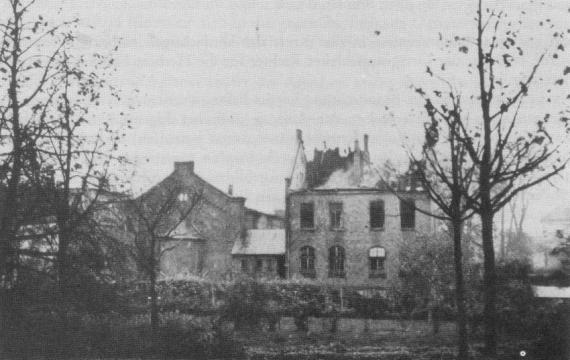 Blick von der Haaren zur Peterstraße auf die noch rauchende Brandruine der Oldenburger Synagoge (links) und der jüdischen Schule (rechts) am 10. November 1938 