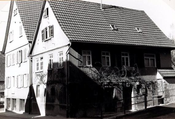 Giebelständiges Haus mit Eingang an der Traufseite. Zwei Seiten des Hauses waren mit Wein berankt. Es handelte sich Ende des 20. Jh. um die letzte Weinrebe des ehemaligen Weinbauortes Hochberg.