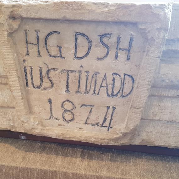 The keystone is today in the museum "Altes Schulhaus" in Remseck-Neckarrems. The inscription documents the construction of the building: H(ans) G(eorg) D(öberle) S(chult)h(eiß), Justina D(orothea) D(öberle) 1824.