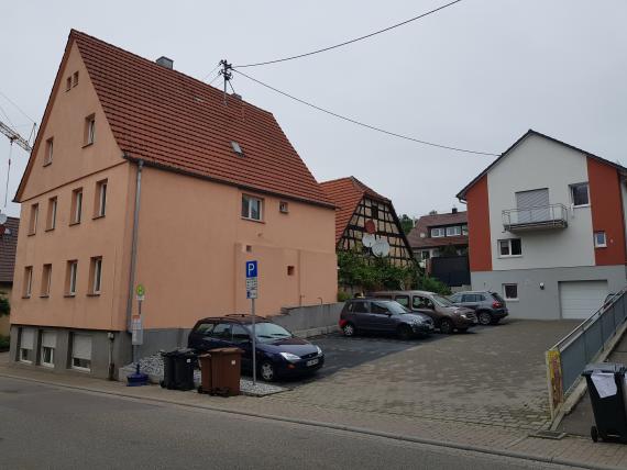 Parkplatz, der nach Abriss des Hauses nach 2001 geschaffen wurde.