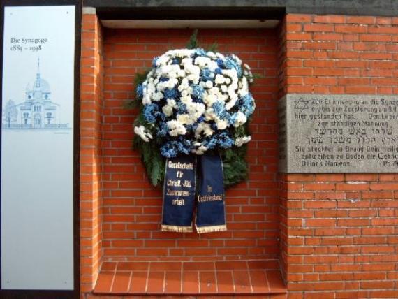 Wreath-laying ceremony for the inauguration of the memorial in 2002