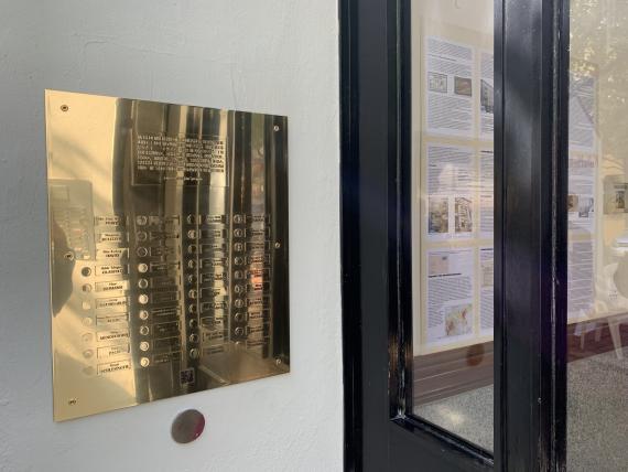 Stille Klingeltafel, hinter der Haustür ein Teil der Ausstellung zu sehen.