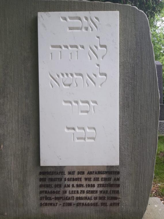 Replik einer Gebotstafel, die vor der Zerstörung der Synagoge während der Novemberpogrome über dem Eingangsbereich zu finden war