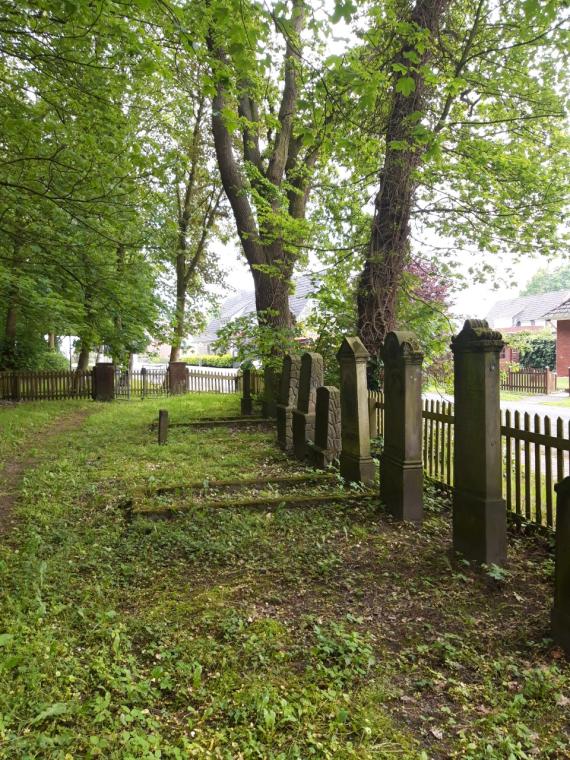 Blick auf den kleinere jüdischen Friedhof am Logaer Weg mit 13 Grabsteinen