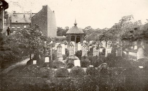 Original cemetery with mourning hall