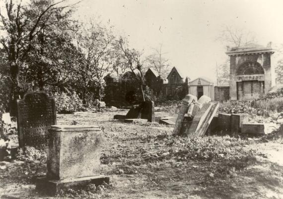 Friedhof nach dem Bombenangriff