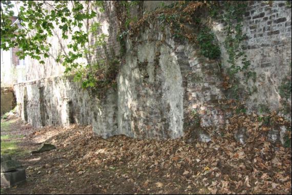 Fotografie des Jahres 2017 des Friedhofs. Zu sehen sind einige Grabsteine vor einer Mauer.