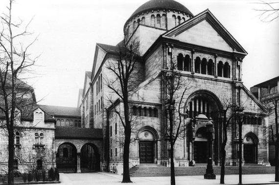 Schwarz-Weiß-Fotografie der Synagoge Fasanenstraße