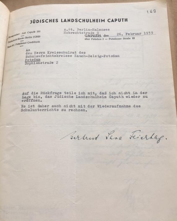 Ein Dokument vom 26. Februar 1939 das von Gertrud Feiertag unterschrieben worden ist. Außerdem hatte sie dort auch mit Sara als zweit Namen unterschrieben, was darauf hin weißt das sie Jüdin ist. 