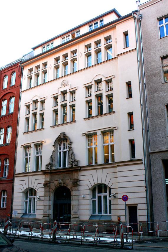 Fünfstöckiges Stadthaus mit prunkvoller Eingangstür