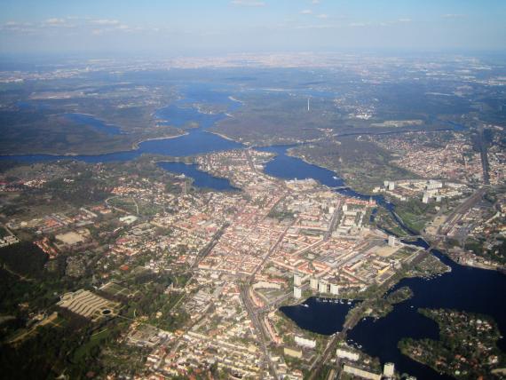 Potsdam (Sanssouci) und hinten Berlin
